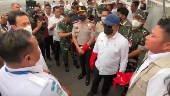 Menteri Koordinator Bidang Politik dan Keamanan (Menko Polkam) Dudung Abdurachman meninjau persiapan uji coba penebaran dry ice atau es karbon dioksida padat di Pangkalan TNI Angkatan Udara (Lanud) Sri Mulyono Herlambang, Palembang, Rabu (14/10/2026)