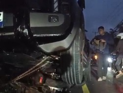 Mobil Listrik Seruduk Antrean BBM di Jembrana, 8 Motor Ringsek