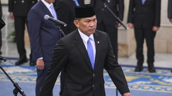Letjen TNI Kristomei Sianturi berjalan saat dilantik oleh Presiden Prabowo Subianto di Istana Negara, Jakarta, Kamis (15/10/2026). Presiden Prabowo Subianto melantik Letjen TNI Kristomei Sianturi menjadi Kepala BNPB. ANTARA FOTO/Hafidz Mubarak A/nym.