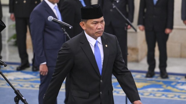 Letjen TNI Kristomei Sianturi berjalan saat dilantik oleh Presiden Prabowo Subianto di Istana Negara, Jakarta, Kamis (15/10/2026). Presiden Prabowo Subianto melantik Letjen TNI Kristomei Sianturi menjadi Kepala BNPB. ANTARA FOTO/Hafidz Mubarak A/nym.