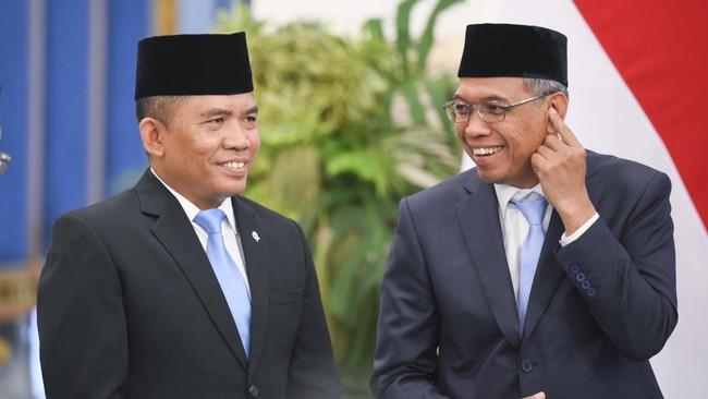 Kepala Badan Pengelola Gambut dan Mangrove Nasional (BPGMN) Satyawan Pudyatmoko (kanan) berbincang dengan Wakil Kepala BPGMN Mayjen TNI Sriyanto usai dilantik Presiden Prabowo Subianto di Istana Negara, Jakarta, Kamis (15/10/2026). Presiden Prabowo S