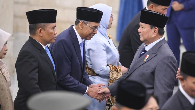 Presiden Prabowo Subianto (kanan) memberikan ucapan selamat kepada Kepala Badan Pengelola Gambut dan Mangrove Nasional (BPGMN) Satyawan Pudyatmoko (kedua kiri) dan Wakil Kepala BPGMN Mayjen TNI Sriyanto (kiri) di Istana Negara, Jakarta, Kamis (15/10/