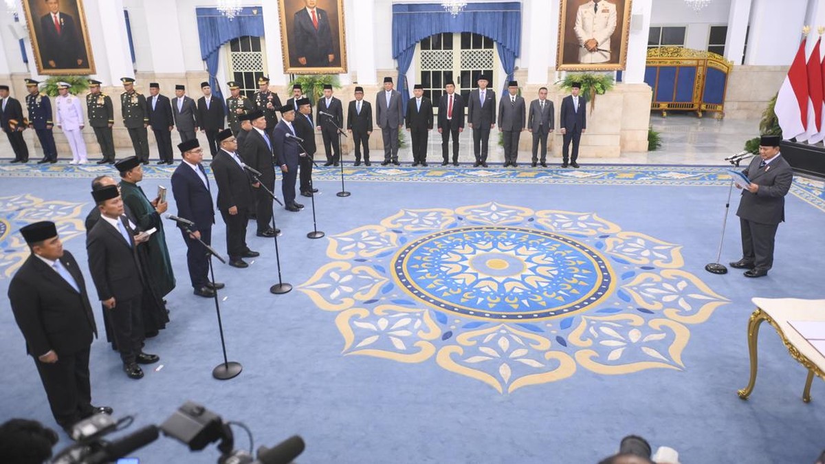 Presiden Prabowo Subianto (kanan) melantik wakil menteri serta kepala dan wakil kepala badan di Istana Negara, Jakarta, Kamis (15/10/2026). Presiden Prabowo Subianto melantik Letjen TNI Richard Tampubolon dan Marsekal Madya TNI Yusuf Jauhari menjadi