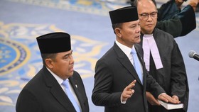 Letjen TNI Richard Tampubolon (kedua kanan) dan Marsekal Madya TNI Yusuf Jauhari mengucapkan sumpah saat dilantik menjadi Wakil Menteri Pertahanan oleh Presiden Prabowo Subianto di Istana Negara, Jakarta, Kamis (15/10/2026). Letjen TNI Richard Tampub
