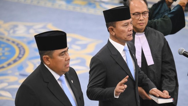 Letjen TNI Richard Tampubolon (kedua kanan) dan Marsekal Madya TNI Yusuf Jauhari mengucapkan sumpah saat dilantik menjadi Wakil Menteri Pertahanan oleh Presiden Prabowo Subianto di Istana Negara, Jakarta, Kamis (15/10/2026). Letjen TNI Richard Tampub