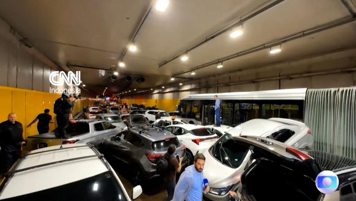 Penampakan Hujan Lebat Terjang Sao Paulo, Puluhan Mobil Terjebak