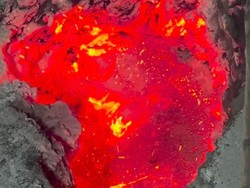 Ngeri Lubang Api Bawah Tanah Merah Membara Saat Karhutla di Kalimantan