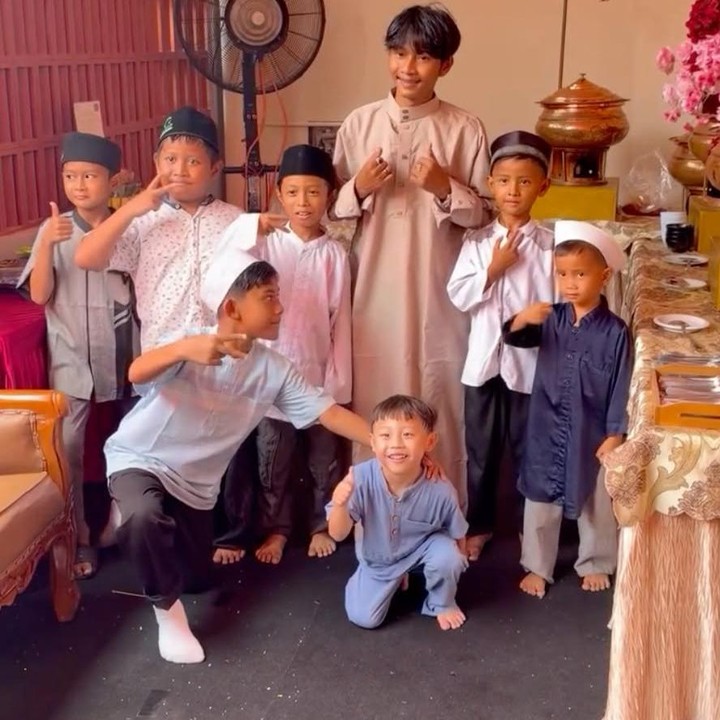 <p>Fajar Sadboy akhirnya membeli rumah pertamanya setelah bertahun-tahun mengontrak. Dalam rangka merayakan pencapaian tersebut Fajar melangsungkan acara tasyakuran yang dihadiri keluarga, teman, dan warga sekitar. (Foto: Instagram @fajjarsadboy)</p>