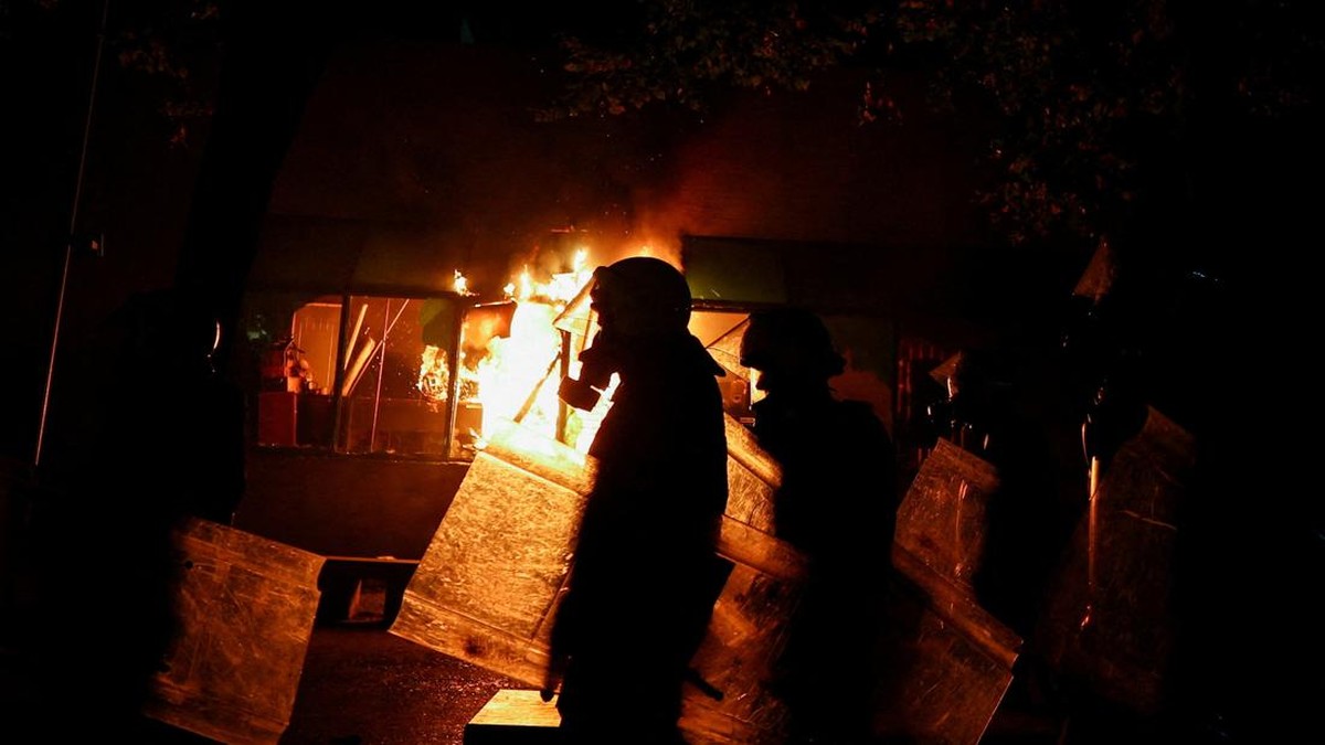 Chaos! Demo Mahasiswa Panas, Massa Emosi Bakar Gedung Kementerian 