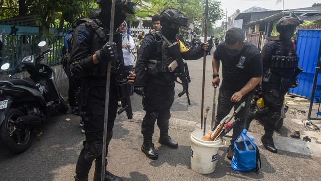 Tim gabungan Direktorat Tindak Pidana Narkoba Bareskrim Polri, Badan Narkotika Nasional (BNN), dan Polda Metro Jaya mengamankan senjata tajam saat melakukan penggerebekan di Kompleks Permata (Kampung Ambon), Kedaung Kaliangke, Cengkareng, Jakarta Bar