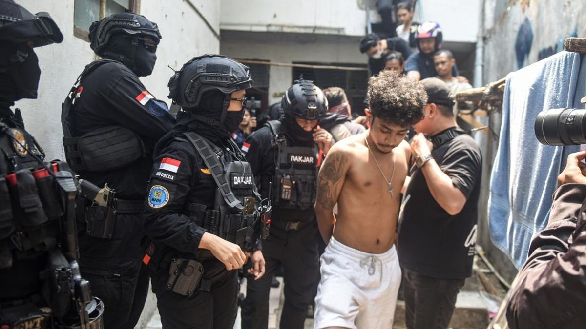 Police Cut Power to Rebuilt Drug Stalls in West Jakarta