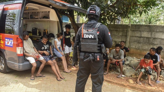 Tim gabungan Direktorat Tindak Pidana Narkoba Bareskrim Polri, Badan Narkotika Nasional (BNN), dan Polda Metro Jaya mengamankan terduga pelaku tindak pidana peredaran narkoba di Kompleks Permata (Kampung Ambon), Kedaung Kaliangke, Cengkareng, Jakarta