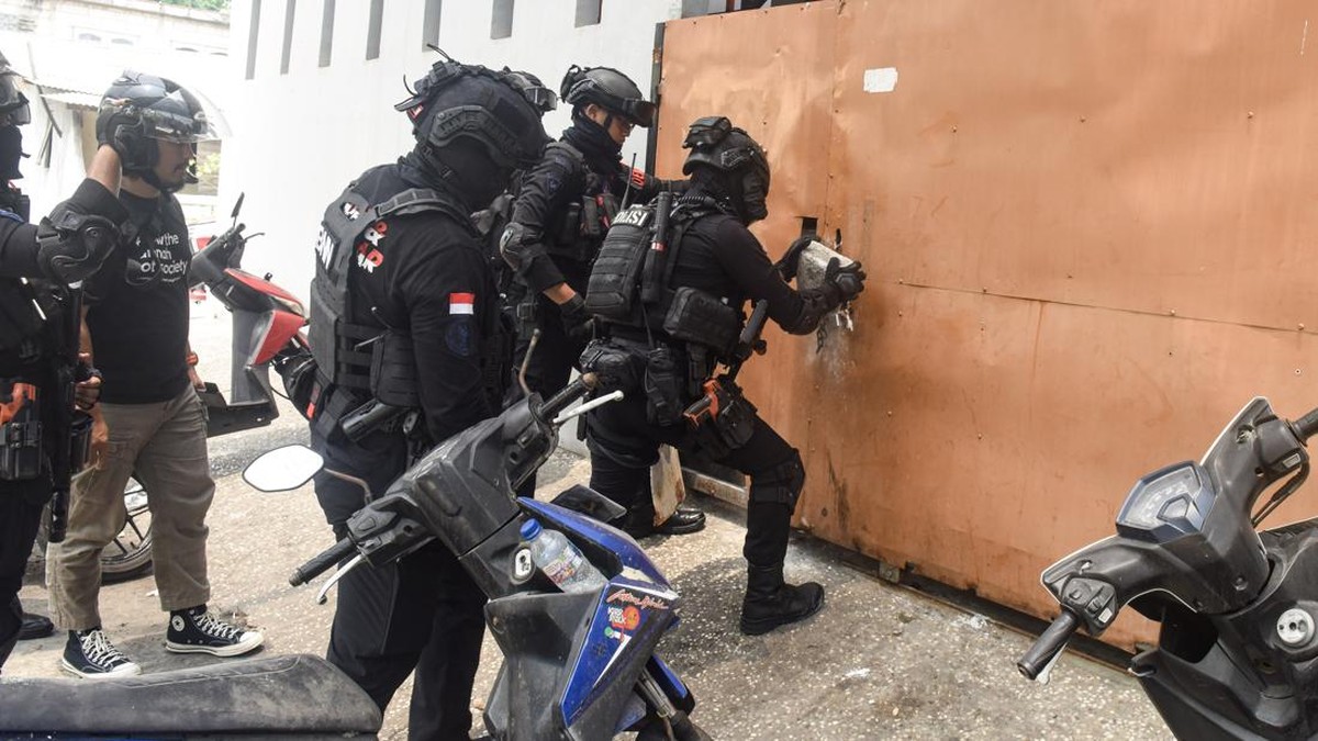 Tim gabungan Direktorat Tindak Pidana Narkoba Bareskrim Polri, Badan Narkotika Nasional (BNN), dan Polda Metro Jaya membuka paksa gembok kosan yang diduga tempat peredaran narkoba di Kompleks Permata (Kampung Ambon), Kedaung Kaliangke, Cengkareng, Ja