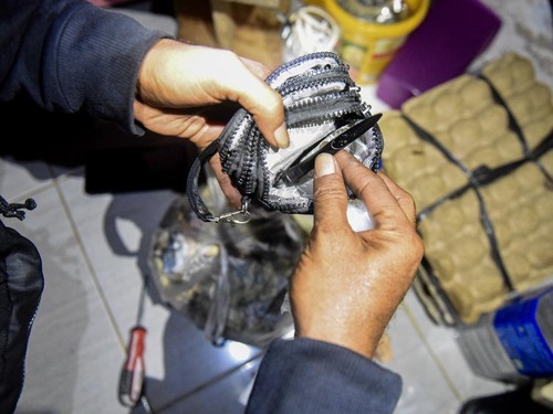 Tim gabungan Direktorat Tindak Pidana Narkoba Bareskrim Polri, Badan Narkotika Nasional (BNN), dan Polda Metro Jaya menemukan alat takaran narkoba jenis sabu saat melakukan penggerebekan tempat peredaran narkoba di Kompleks Permata (Kampung Ambon), K