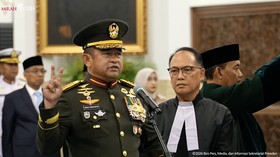 Presiden Prabowo Subianto resmi melantik Jenderal Maruli Simanjuntak sebagai Wakil Panglima TNI  dan Jenderal Tandyo Budi Revita sebagai Kepala Staf Angkatan Darat (KSAD) di Istana Kepresidenan Jakarta, Kamis (15/10).