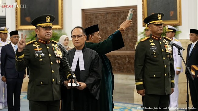 Presiden Prabowo Subianto resmi melantik Jenderal Maruli Simanjuntak sebagai Wakil Panglima TNI  dan Jenderal Tandyo Budi Revita sebagai Kepala Staf Angkatan Darat (KSAD) di Istana Kepresidenan Jakarta, Kamis (15/10).