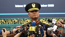 Presiden Prabowo Subianto resmi melantik Jenderal Tandyo Budi Revita sebagai Kepala Staf Angkatan Darat (KSAD) di Istana Kepresidenan Jakarta, Kamis (15/10).