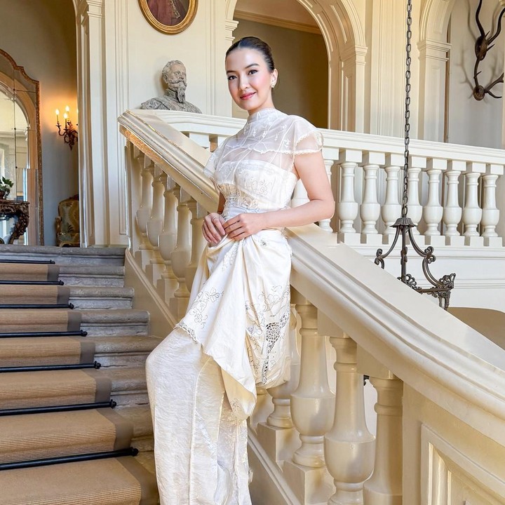 <p>Artis Raline Shah baru-baru ini mengejutkan publik karena memutuskan untuk mengundurkan diri dari jabatan Staf Khusus Menteri Komunikasi dan Digital (Stafsus Menkomdigi). Raline telah menjabat sebagai Stafsus sejak Januari 2025, Bunda. (Foto: Instagram @ralineshah)</p>