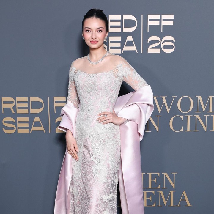 <p>Sebelumnya, Raline terpilih menjadi Stafsus karena dianggap memiliki memiliki perspektif seni yang bisa berkontribusi dalam menyusun kebijakan di Kemkomdigi. Melalui platform Instagram, Raline sendiri sering membagikan potret aktivitasnya saat bekerja di industri hiburan dan aktif dalam berbagai kegiatan sosial. Setelah lebih dari setahun menjabat, Raline mengundurkan diri. Pengunduran dirinya dari jabatan Staf Khusus berlaku efektif pada 13 Oktober 2026. (Foto: Instagram @ralineshah)</p>