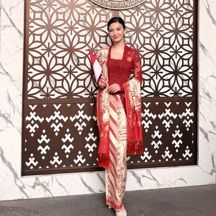 <p>Melalui unggahan di Instagram, Raline mengungkap perasaannya usai memutuskan untuk mengundurkan diri. "Terima kasih yang mendalam atas kepercayaan dan kesempatan yang telah diberikan kepada saya untuk menjalankan tugas sebagai Staf Khusus Menteri Komunikasi dan Digital Bidang Kemitraan Global dan Edukasi digital kepada Ibu Meutya Hafid. Menjadi bagian dari perjalanan bekerja di pelayanan publik merupakan kehormatan sekaligus pengalaman dan pelajaran yang tak ternilai," tulisnya. (Foto: Instagram @ralineshah)</p>