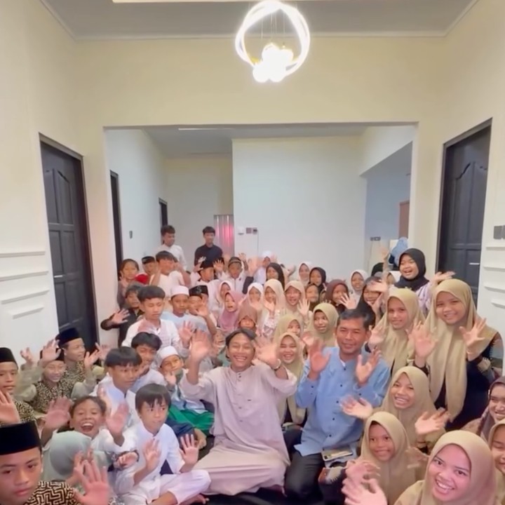 <p>Suasana tasyakuran semakin meriah dengan aneka makanan dan camilan yang menggugah selera. Berbagai hidangan disediakan untuk menjamu para tamu yang menambah suasana menjadi lebih hangat. (Foto: Instagram @fajjarsadboy)</p>