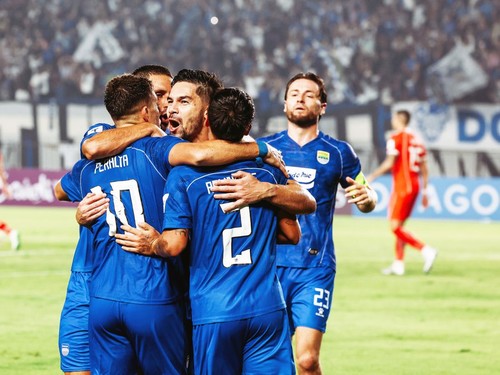 Sandy Walsh merayakan kemenangan Persib Bandung 1-0 atas The Cong Viettel pada laga kedua AFC Champions League Two (ACL 2) di Stadion Si Jalak Harupat, Kabupaten Bandung, Rabu (14/10). (Dok. Persib)