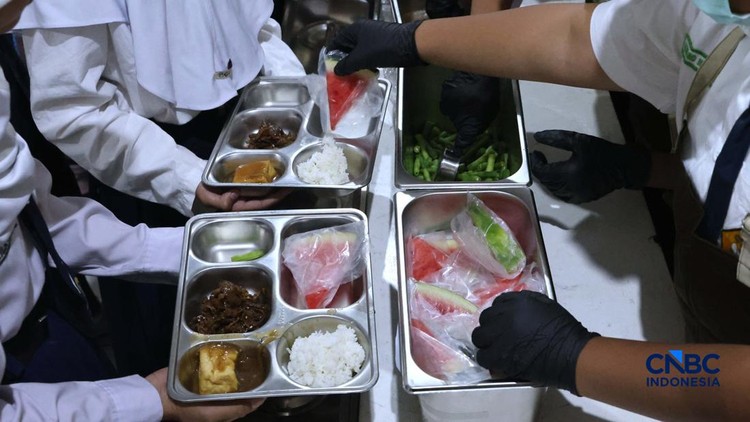 Potret Uji Coba MBG Cara Baru: Dibagi Langsung Pasukan Serba Tertutup
