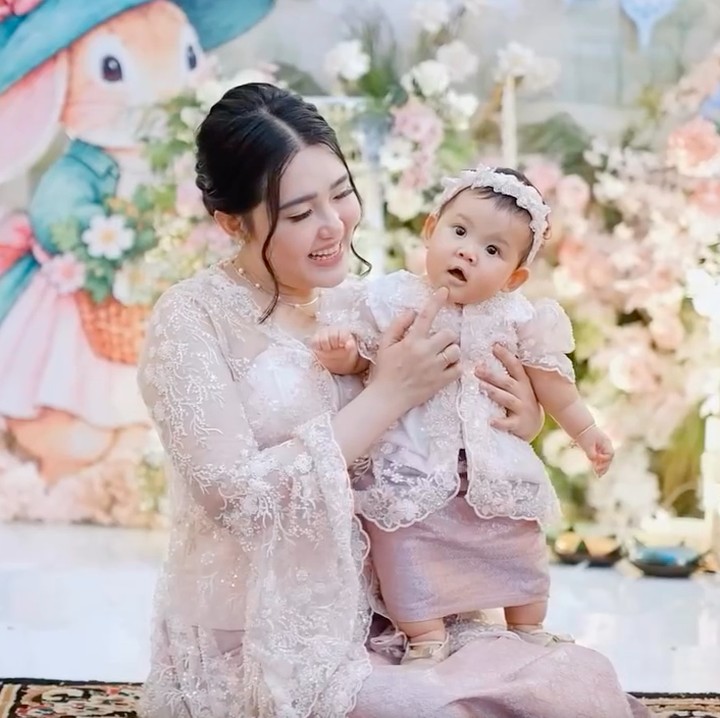 <p>Melalui acara tedak siten ini, Via Vallen mengungkap doa dan harapannya untuk sang putri. Ia berharap Shazza bisa tumbuh menjadi anak yang bahagia. "Selamat tedhak siten putri kecilku. Tumbuhlah menjadi perempuan yang kuat, lembut hati, cerdas, mandiri dan berani menggapai semua mimpi - mimpimu. Semoga hidupmu selalu bahagia, setiap langkahmu dijaga dan setiap jalanmu dimudahkan," tulis sang penyanyi. (Foto: Instagram @viavallen)</p>