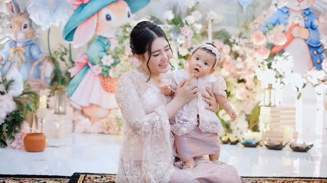 5 Potret Tedak Siten Shazza, Anak Bungsu Via Vallen yang Baru Berusia 7 Bulan