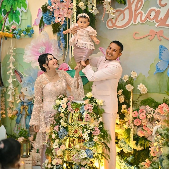 <p>Acara tedak siten anak kedua Via Vallen ini berlangsung tertutup atau hanya dihadiri oleh keluarga dan kerabat dekat, Bunda. Meski begitu, Via dan suami kompak membagikan momen spesial acara ini dalam unggahan di Instagram. (Foto: Instagram @viavallen)</p>