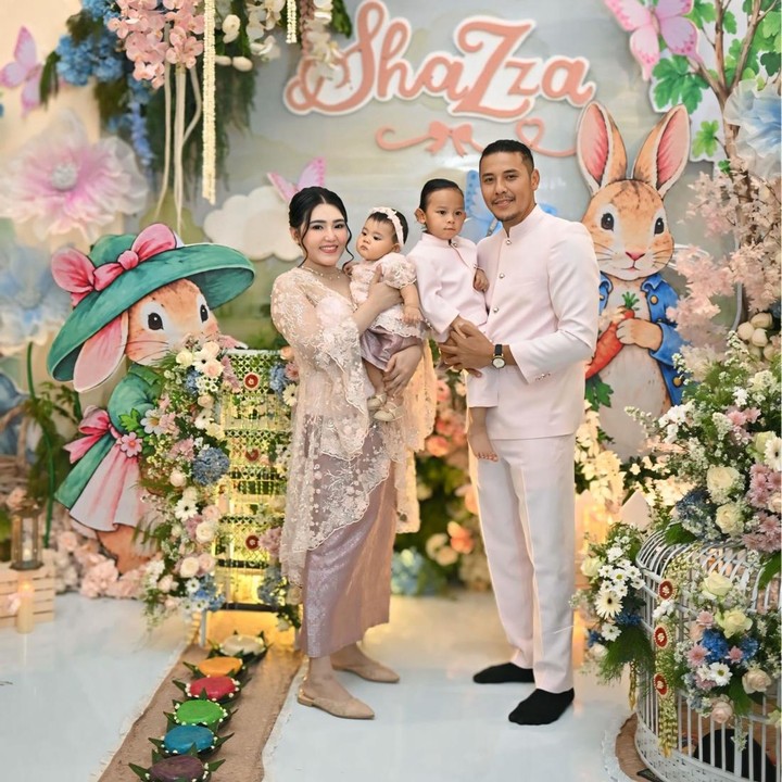 <p>Penyanyi dangdut Via Vallen memiliki dua anak dari pernikahannya dengan Chevra Yolandi. Baru-baru ini, Via dan suami menggelar acara tedak siten untuk anak keduanya, Shafiyyah Azzahra Radia atau akrab disapa Shazza, yang lahir pada Maret 2026. (Foto: Instagram @viavallen)</p>