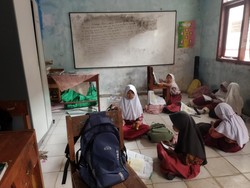 Kekurangan Kelas, Siswa SD di Pandeglang Belajar di Musala dan Perpustakaan