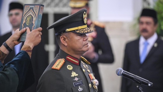 Jenderal TNI Tandyo Budi Revita mengucapkan sumpah saat dilantik oleh Presiden Prabowo Subianto di Istana Negara, Jakarta, Kamis (15/10/2026). Presiden Prabowo Subianto melantik Jenderal TNI Tandyo Budi Revita menjadi Kepala Staf TNI Angkatan Darat (