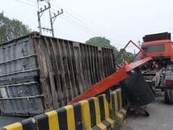 Truk Bawa 20 Ton Besi Gagal Nanjak di Jembatan Langkat