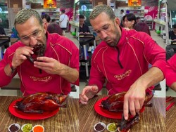 Wow! Atlet UFC Lahap Seekor Bebek Panggang Pakai Tangan Kosong