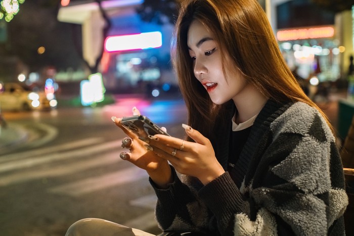 Orang dengan IQ rendah cenderung membutuhkan validasi eksternal atau pengakuan dari orang lain. Di sisi lain, mereka juga sulit untuk mengelola emosi mereka. Akibatnya, mereka mencurahkan isi hati atau emosi yang sedang mereka rasakan di saat itu juga ke media sosial untuk mendapatkan perhatian yang mereka butuhkan.
