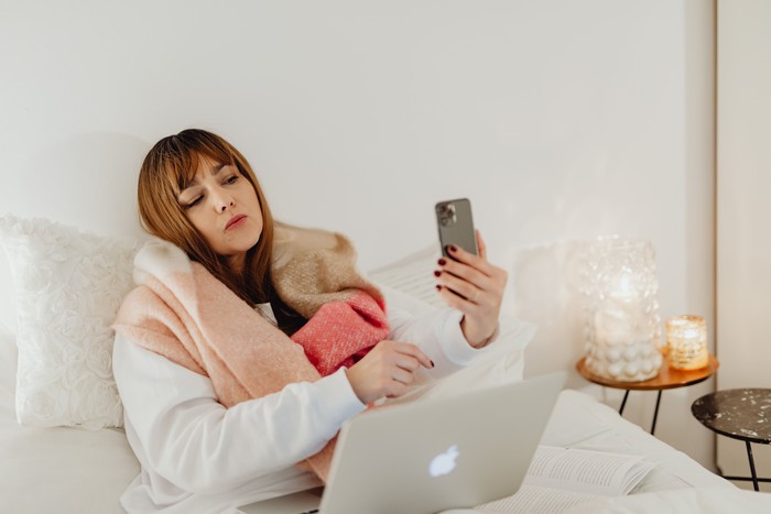 Mereka menelan mentah-mentah informasi yang mereka lihat di internet. Tak hanya dikonsumsi sendiri, mereka juga gemar membagikan ulang informasi yang belum divalidasi tersebut untuk menarik perhatian.