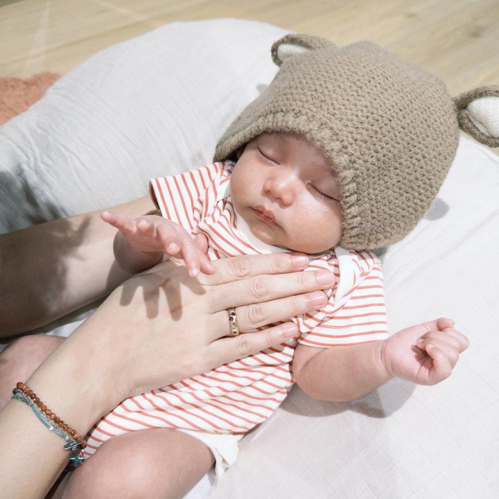 <p>Potret Kendrick yang dibagikan di Instagram ini menjadi yang pertama diunggah ke publik. Sebelumnya, Adinda Thomas dan suami belum banyak memamerkan wajah baby Kendrick. Pasangan yang menikah pada 8 Oktober 2023 ini hanya membagikan potret sang putra saat mengumumkan kelahirannya. (Foto: Instagram @adindathomas)</p>
