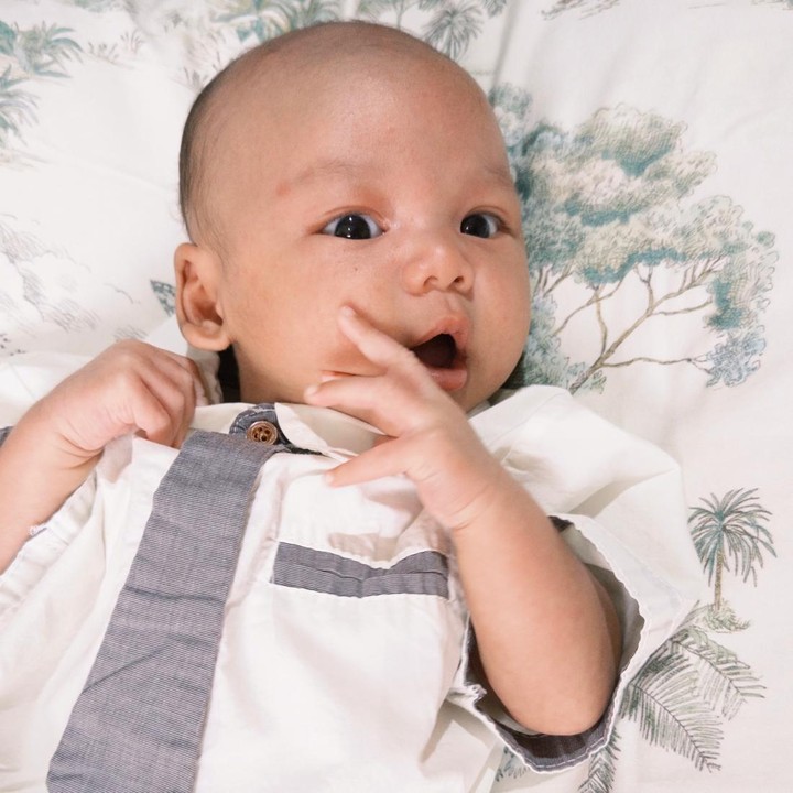 <p><em>Postingan</em> foto-foto Kendrick ini banyak menuai komentar pujian dari netizen. Mereka setuju kalau putra Adinda Thomas ini memang menggemaskan. "Gemesnyaa sayangku. mau ketemukkk," tulis akun @sa***. "<em>MasyaAllah</em> gemesss bgt jagoan onty," ungkap @rz***. (Foto: Instagram @adindathomas)</p>
