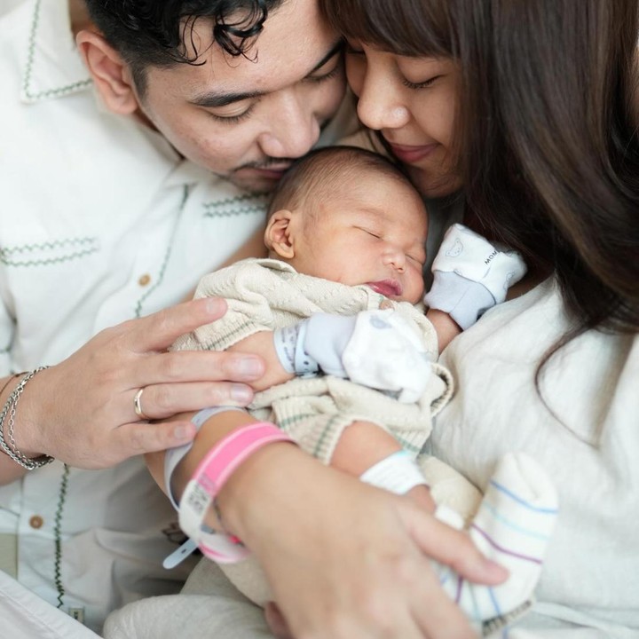 <p>Artis Adinda Thomas tengah menikmati peran barunya sebagai seorang Bunda usai melahirkan sang putra Kendrick Sakara Akmal. Adinda Thomas dan suaminya Raka Akmal dikaruniai putra semata wayangnya ini pada 12 September 2026. (Foto: Instagram @adindathomas)</p>