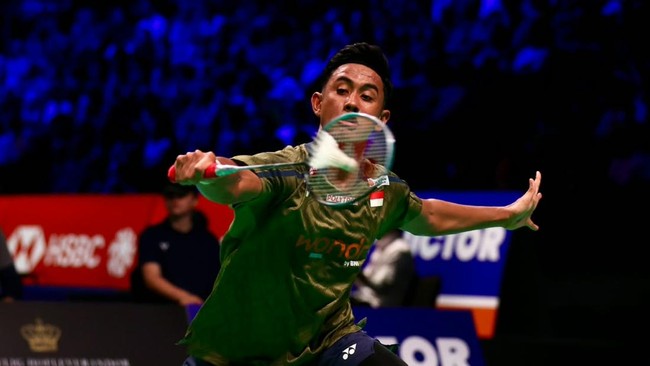 Alwi Farhan saat menghadapi Jonatan Christie di babak 16 besar Denmark Open 2026. (Arsip PBSI)