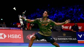 Alwi Farhan saat menghadapi Jonatan Christie di babak 16 besar Denmark Open 2026. (Arsip PBSI)
