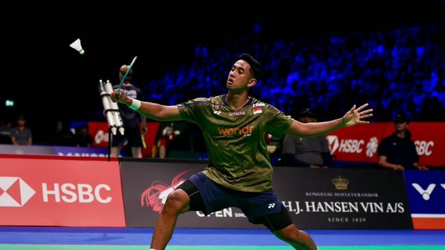 Alwi Farhan saat menghadapi Jonatan Christie di babak 16 besar Denmark Open 2026. (Arsip PBSI)