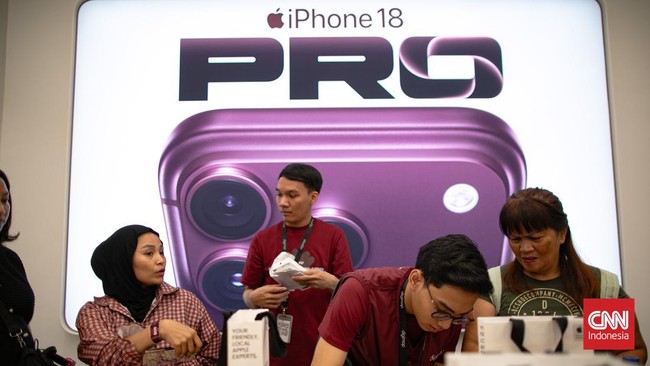 Calon pembeli mengantre saat peluncuran perdana iPhone 18 Pro Series yang diselenggarakan Digimap di Mall Grand Indonesia dan Hello, Jakarta, Jumat (16/10/2026). Antusiasme konsumen terlihat sejak pagi untuk mendapatkan ponsel terbaru keluaran Apple