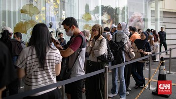 Calon pembeli mengantre saat peluncuran perdana iPhone 18 Pro Series yang diselenggarakan Digimap di Mall Grand Indonesia dan Hello, Jakarta, Jumat (16/10/2026). Antusiasme konsumen terlihat sejak pagi untuk mendapatkan ponsel terbaru keluaran Apple