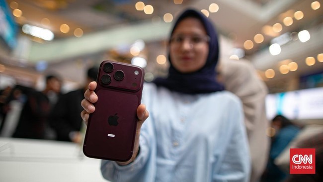 Calon pembeli mengantre saat peluncuran perdana iPhone 18 Pro Series yang diselenggarakan Digimap di Mall Grand Indonesia dan Hello, Jakarta, Jumat (16/10/2026). Antusiasme konsumen terlihat sejak pagi untuk mendapatkan ponsel terbaru keluaran Apple