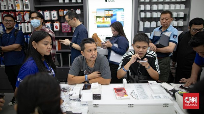 Calon pembeli mengantre saat peluncuran perdana iPhone 18 Pro Series yang diselenggarakan Digimap di Mall Grand Indonesia dan Hello, Jakarta, Jumat (16/10/2026). Antusiasme konsumen terlihat sejak pagi untuk mendapatkan ponsel terbaru keluaran Apple
