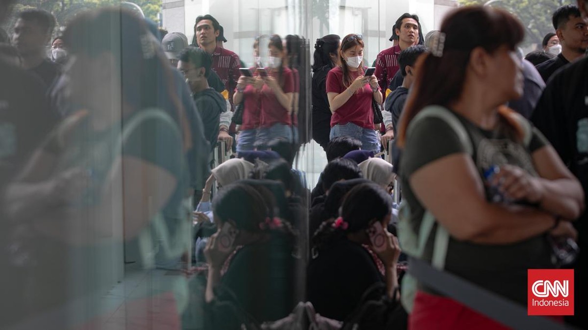 Calon pembeli mengantre saat peluncuran perdana iPhone 18 Pro Series yang diselenggarakan Digimap di Mall Grand Indonesia dan Hello, Jakarta, Jumat (16/10/2026). Antusiasme konsumen terlihat sejak pagi untuk mendapatkan ponsel terbaru keluaran Apple