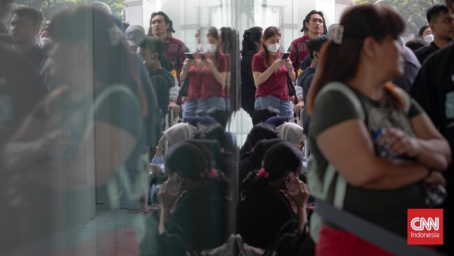 Calon pembeli mengantre saat peluncuran perdana iPhone 18 Pro Series yang diselenggarakan Digimap di Mall Grand Indonesia dan Hello, Jakarta, Jumat (16/10/2026). Antusiasme konsumen terlihat sejak pagi untuk mendapatkan ponsel terbaru keluaran Apple