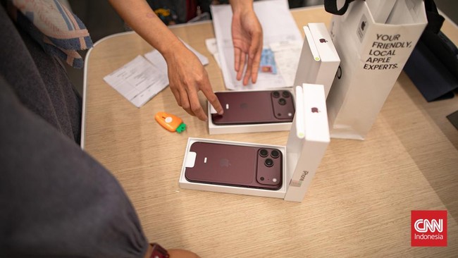 Calon pembeli mengantre saat peluncuran perdana iPhone 18 Pro Series yang diselenggarakan Digimap di Mall Grand Indonesia dan Hello, Jakarta, Jumat (16/10/2026). Antusiasme konsumen terlihat sejak pagi untuk mendapatkan ponsel terbaru keluaran Apple